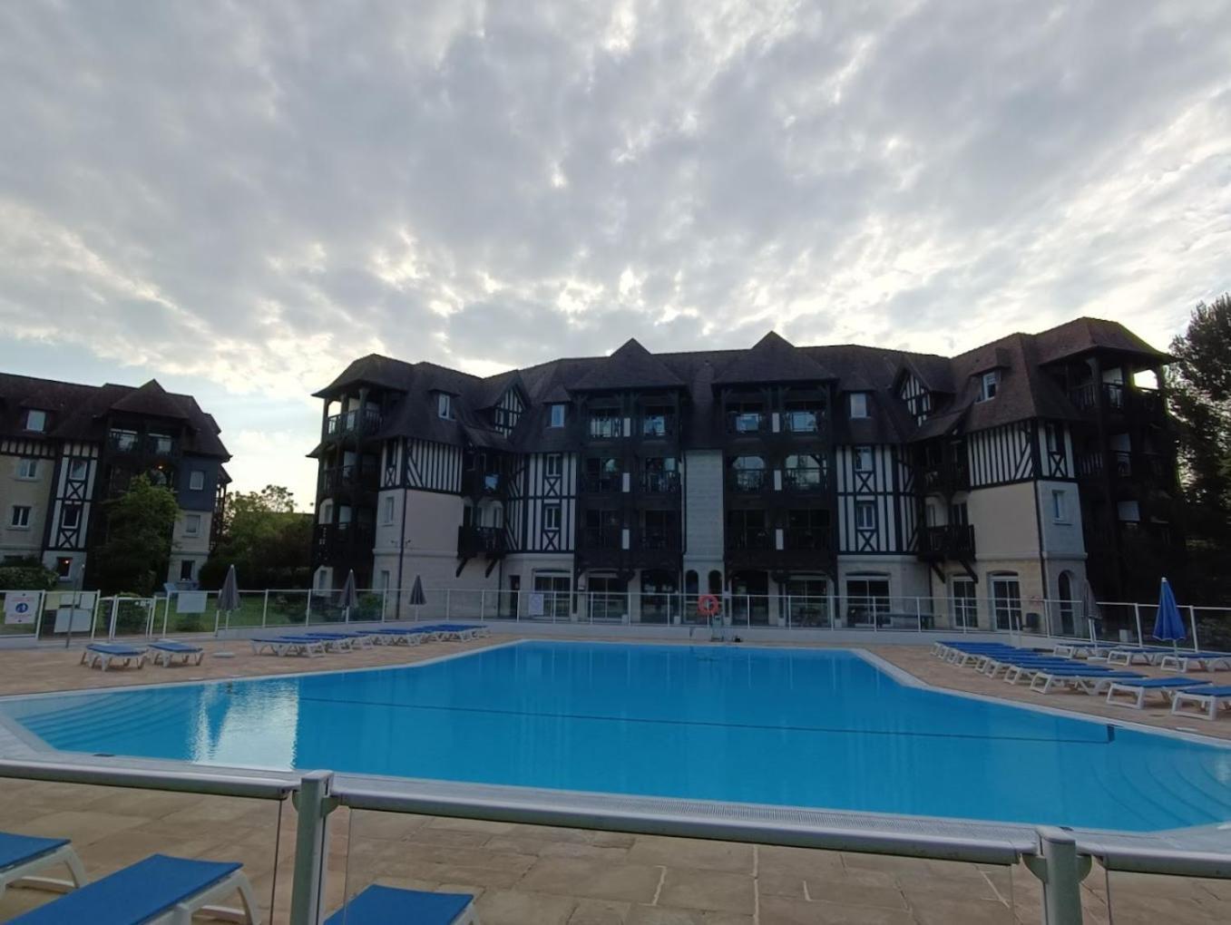 Appart 2 Chambres Piscine Chez Rox - Residence Du Golf 多维尔 外观 照片